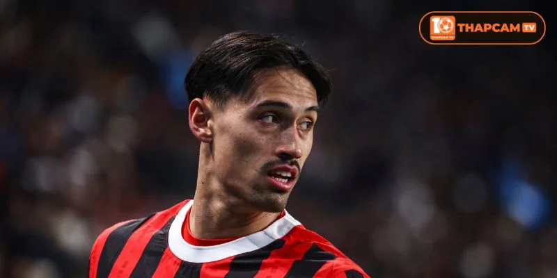 Tijjani Reijnders - chân sút đang ở đỉnh cao phong độ trong màu áo AC Milan và máy quét Ryan Gravenberch.