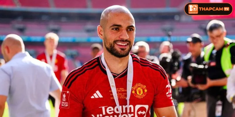 Sofyan Amrabat vẫn là trụ cột của hàng tiền vệ.