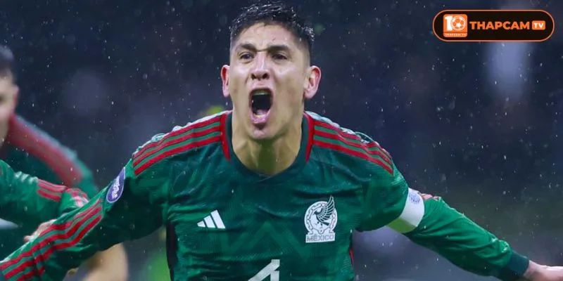 Edson Álvarez là mỏ neo trung tâm của vị trí tiền vệ.